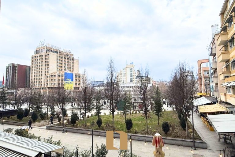 ZYRË ME QIRA – PËRBALLË GRANDIT | 40 M²