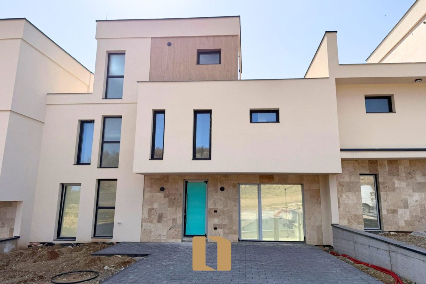 🏡 SHTËPI NË SHITJE NË MATIQAN – 248M²
