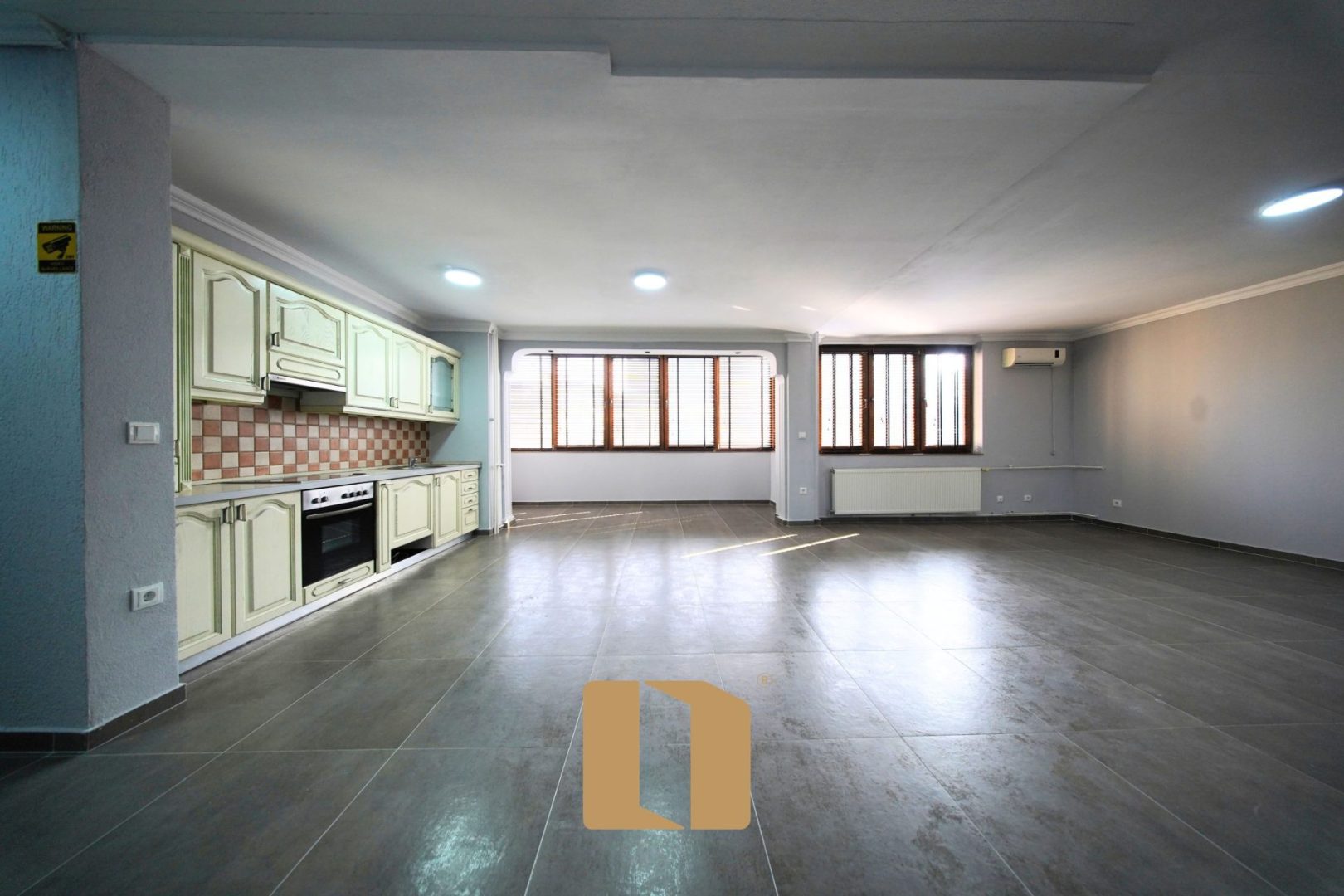 🏢 ZYRË ME QIRA – AKTASH | 130 M²