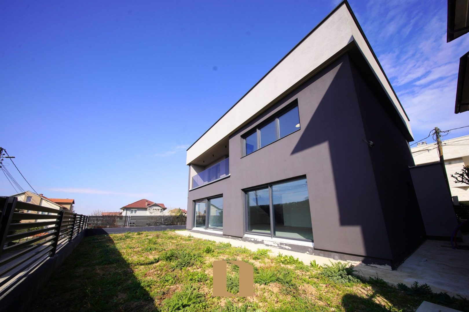 SHTËPI PËR SHITJE – MBRAPA GRAND STORE | 260 M²