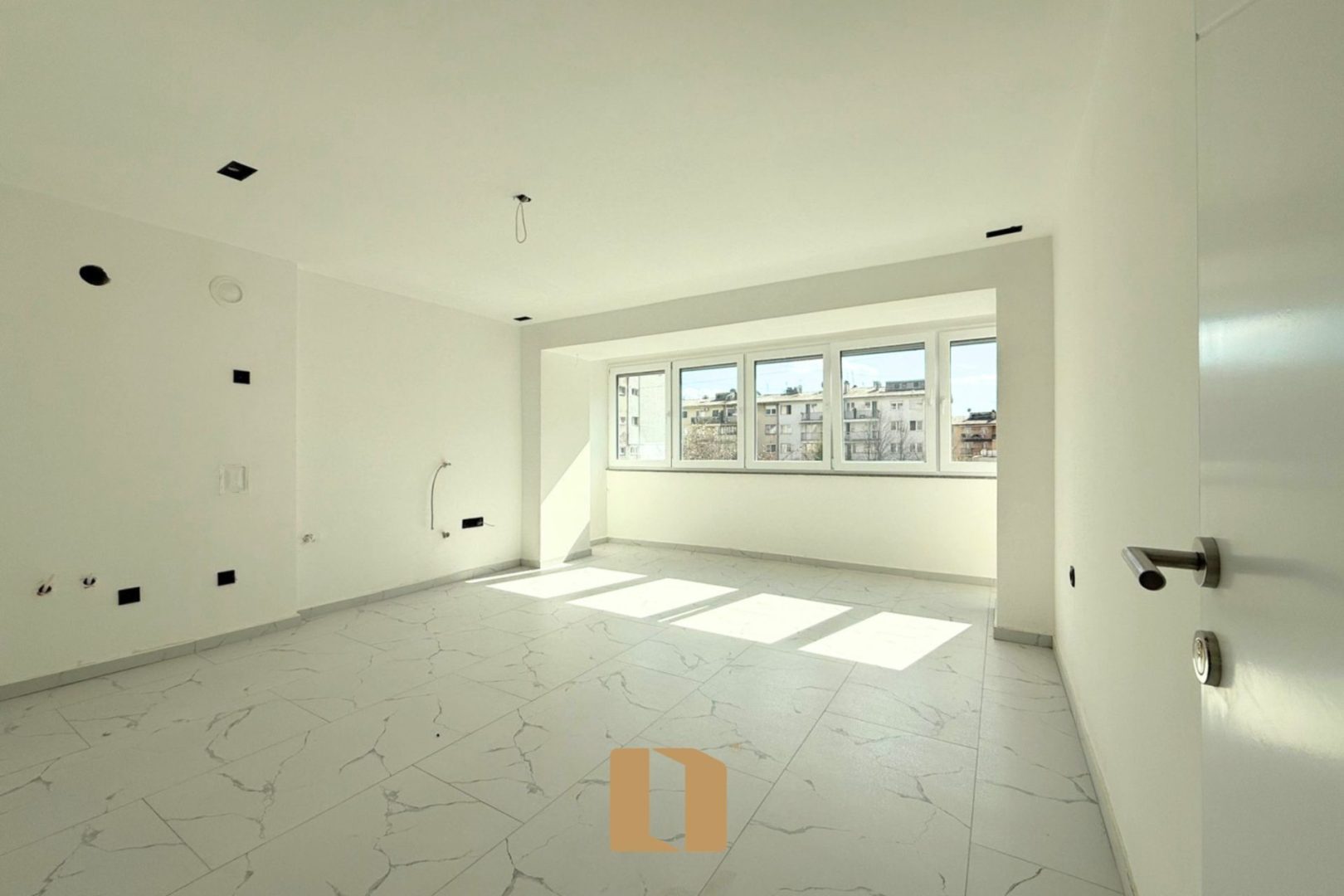 BANESË / ZYRË ME QIRA – 75M², ULPIANË