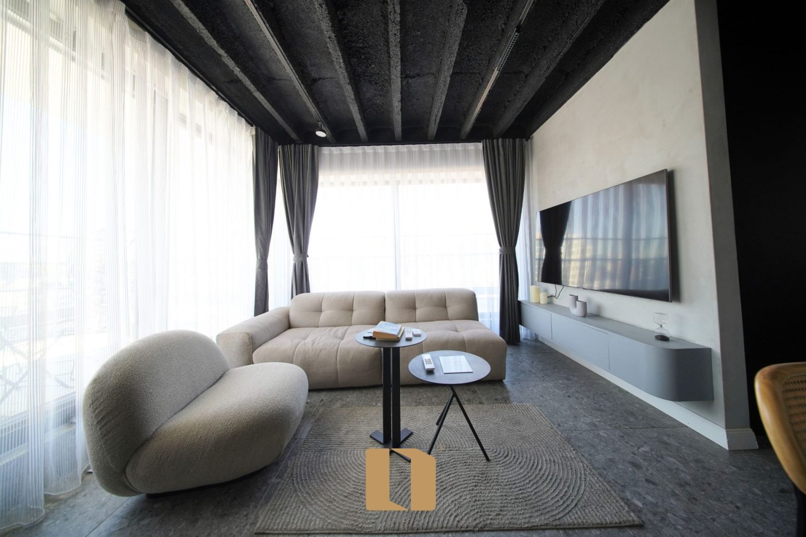 PENTHOUSE ME QIRA NË QENDËR TË PRISHTINËS – SHESH - 100M2