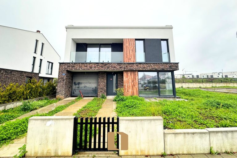 SHTËPI NË SHITJE – 240M² – QËNDRESA HOME