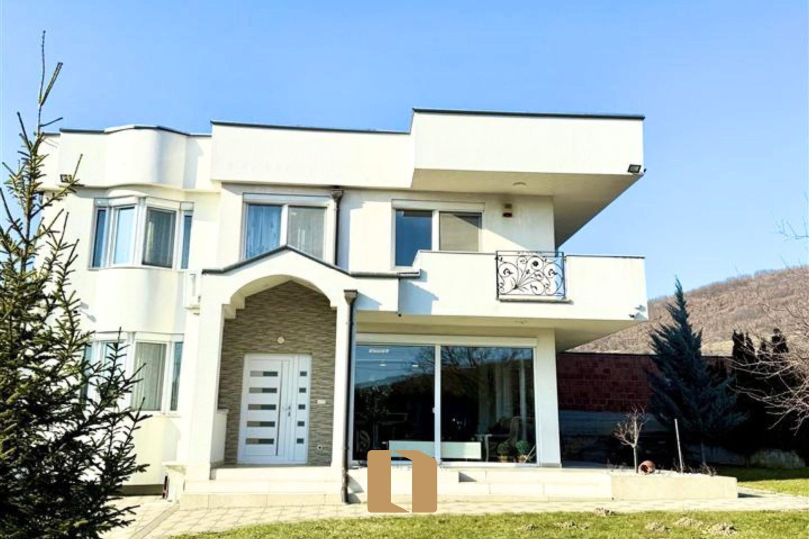 SHTËPI ME QIRA NË BËRRNICË TË EPËRME – 210M²